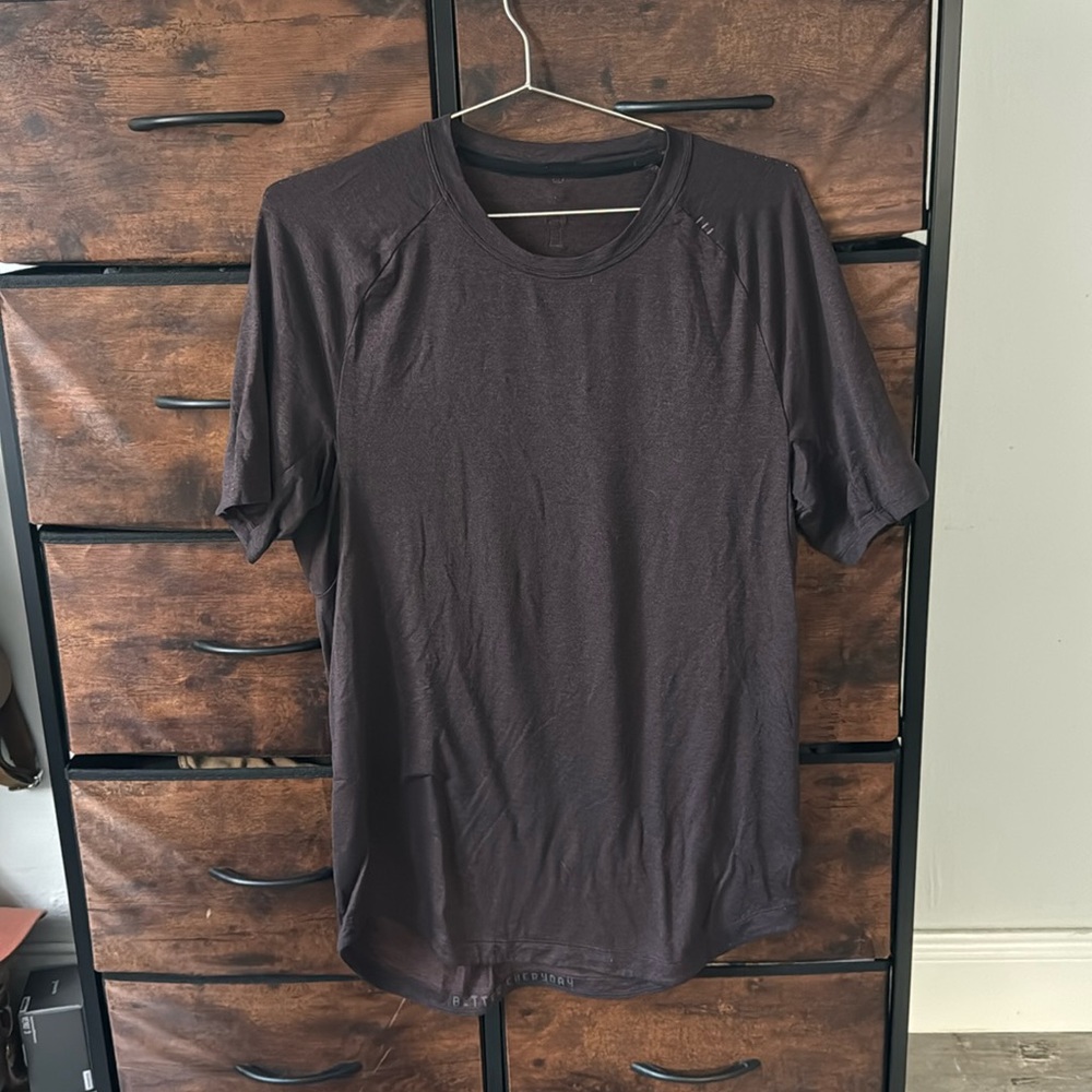 Mens lululemon license to train short sleeve shirt Medium - maroon